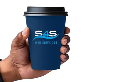 Eine Hand hält einen schicken Coffee-to-Go-Becher mit dem S4S-Logo