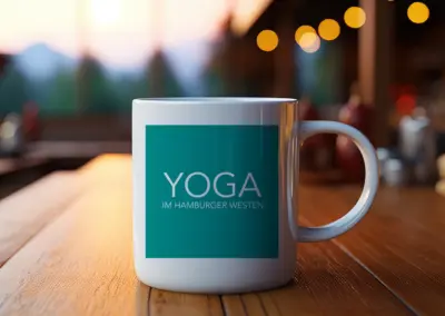 Eine weisse Tasse mit dem Aufdruck des Logos: YOGA im Hamburger Westen.