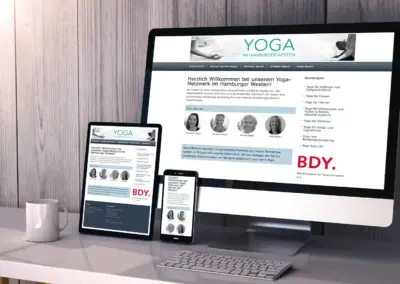 Responsive Website für Yoga im Hamburger Westen. Man sieht einen Desktop, Tablet und Smartphone auf einem weisslackiertem Tisch.